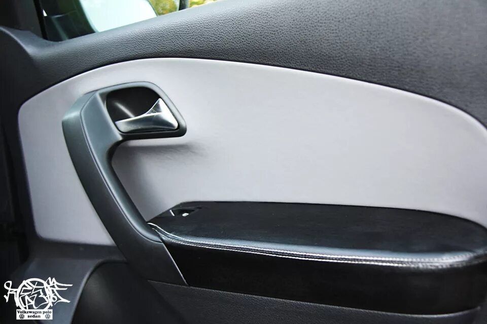 Материал подлокотников дверей Фольксваген поло седан. Накладки на подлокотники дверных карт Volkswagen Polo седан. Обшивка подлокотника дверей Фольксваген поло седан. Подлокотник Polo sedan 2014.