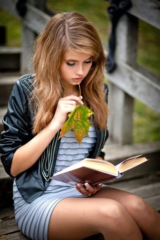 девушка с книгой. девушка с книгой. красивая девочка книга. девушка с книжкой. фотосессия с книгой.