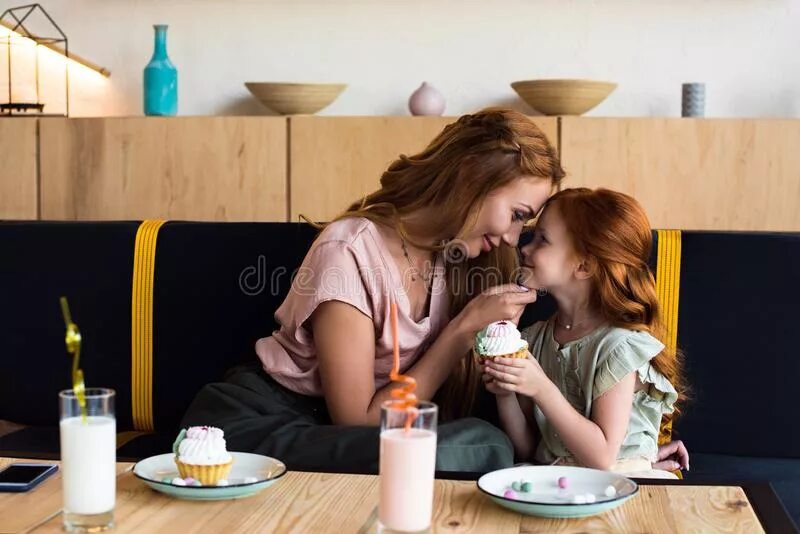 Кафе у мамы. Фотосессия мама и дочка в кафе. В кафе с дочкой. Фотосессия мамы и ребенка в кафе идеи. Daughter touch