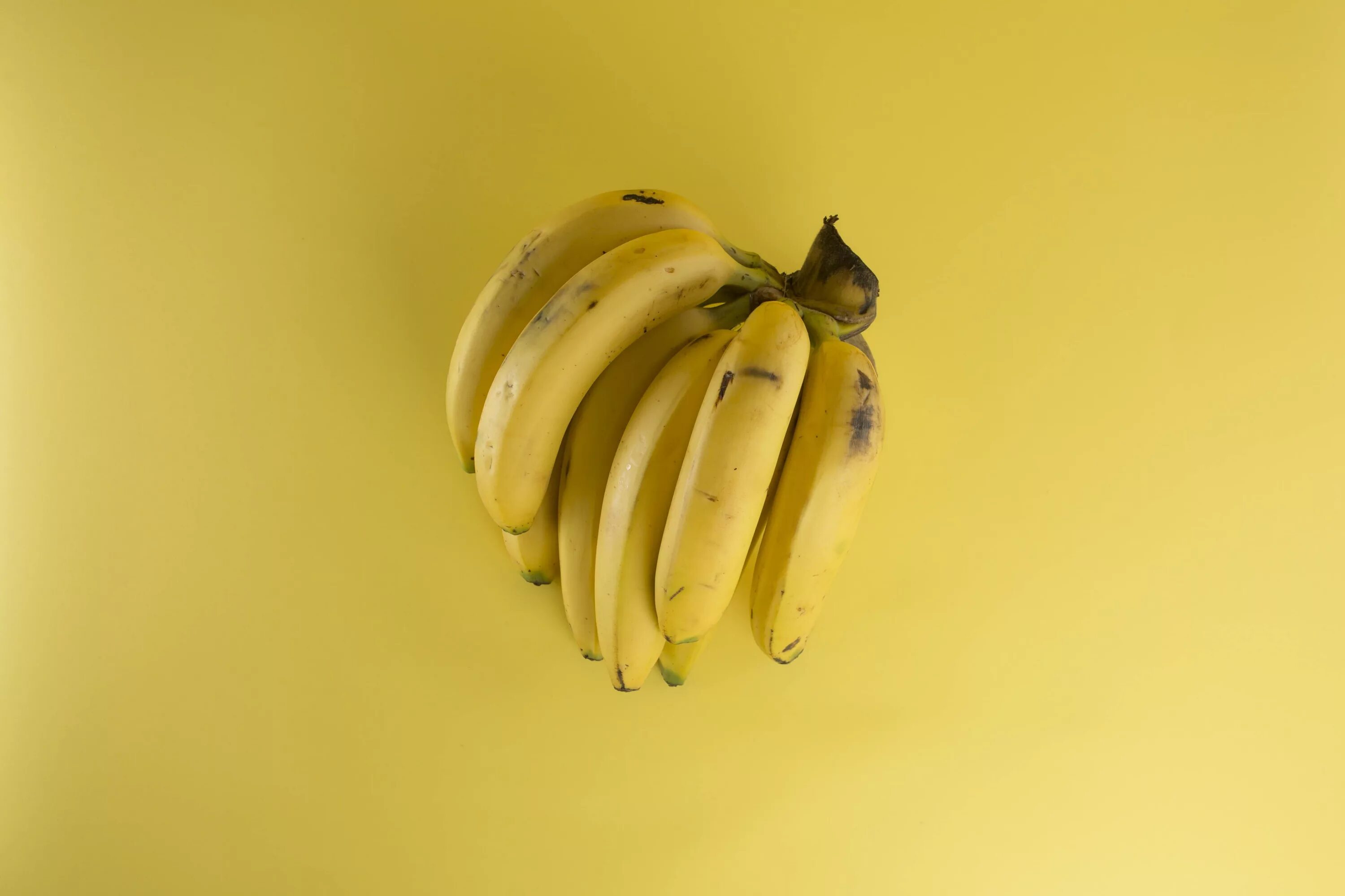 Спелый банан. Красивый банан. Желтый банан. Макросъемка банана.
