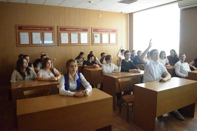 Урицкого 141. Красноярский юридический техникум на устиновича. Юридический колледж кострома. Государственный экзамен в техникуме. Юридический техникум фото.