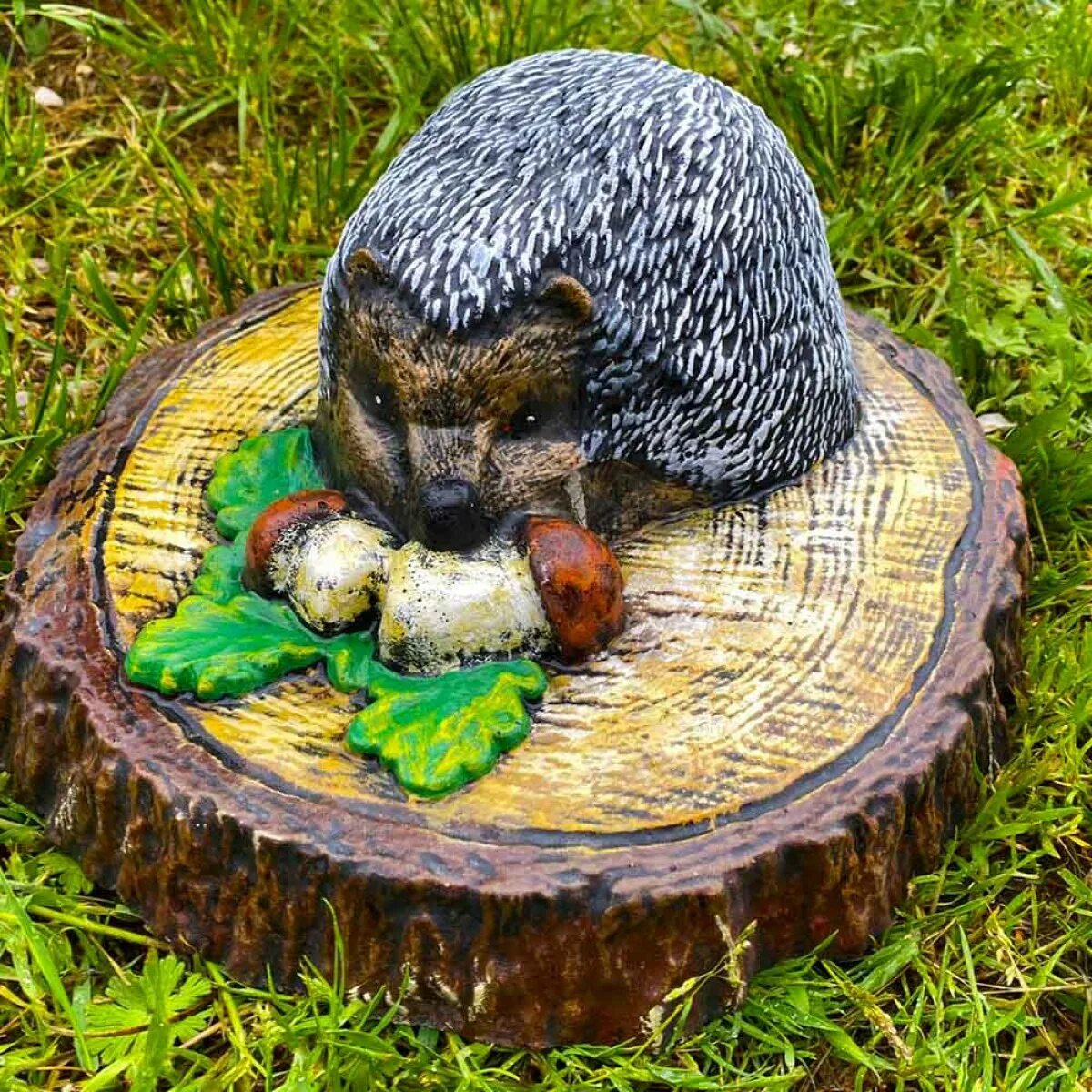 ежик на пеньке. садовая скульптура ежик. поделка ежик на пеньке. фигурка ежика керамика. садовые фигурки ежик на пенечке.