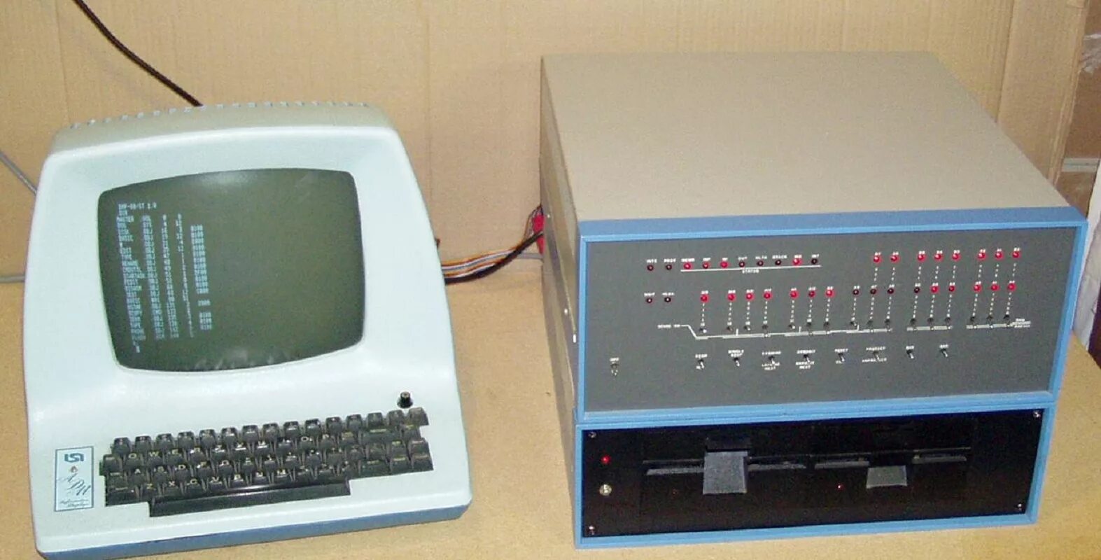 Первый микро. Altair 8800. Altair 8800 компьютер. Альтаир 8800 первый ПК. Mits Altair 8800.