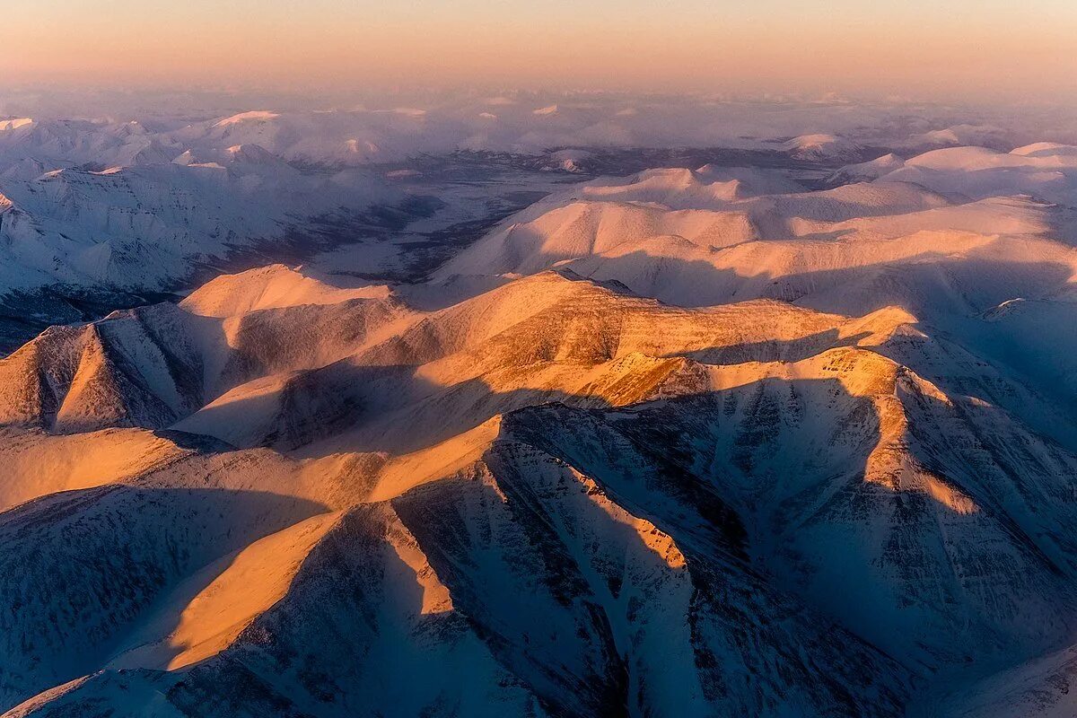 Хребет черского верхоянский. Верхоянский хребет на карте россии. Горы сунтар-хаята. Верхоянский хребет. Момский хребет с высоты.