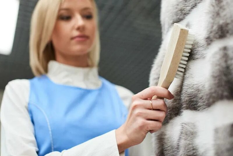 Почистить шкуру. Расчесать искусственный мех. Щетка для расчесывания меха норки. Чистка меховой овчины. Щетка для меха овчины.