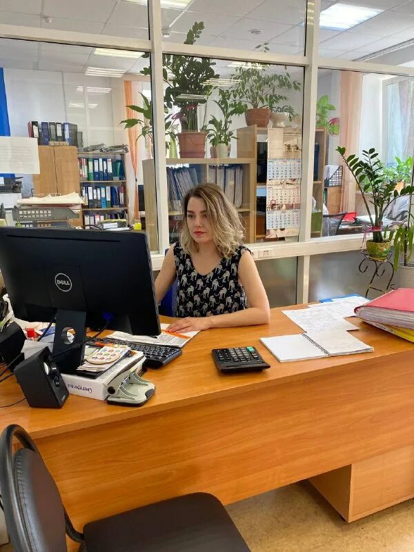 Человек на рабочем месте. Почему офис. Рабочий офис. Почему офис. Офисный сотрудник.