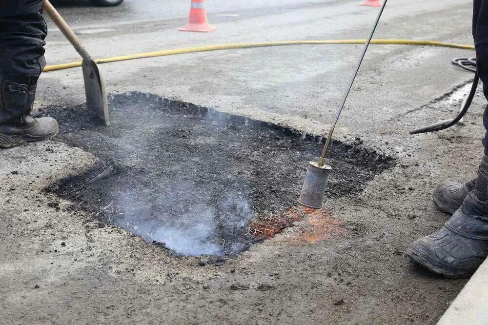 Ручная укладка асфальта. Укладка асфальтобетонного покрытия. Тротуары заливают асфальтом. Тротуары заливают асфальтом односоставное. Проливка швов битумом.