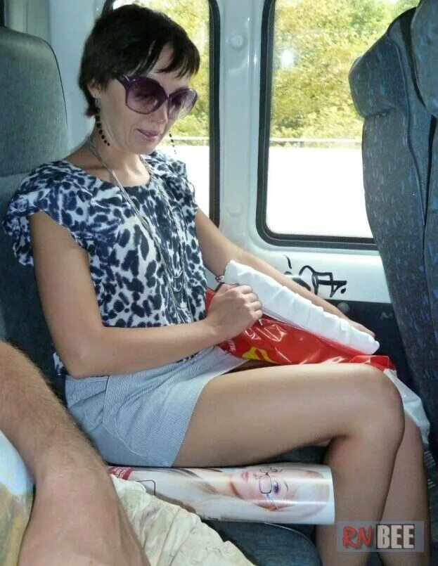 Ножки женщин в транспорте. Голые в общественном транспорте. Трусики под юбкой в метро. Флэшмоб в метро без штанов в москве 2017. Под юбкой в общественном транспорте.