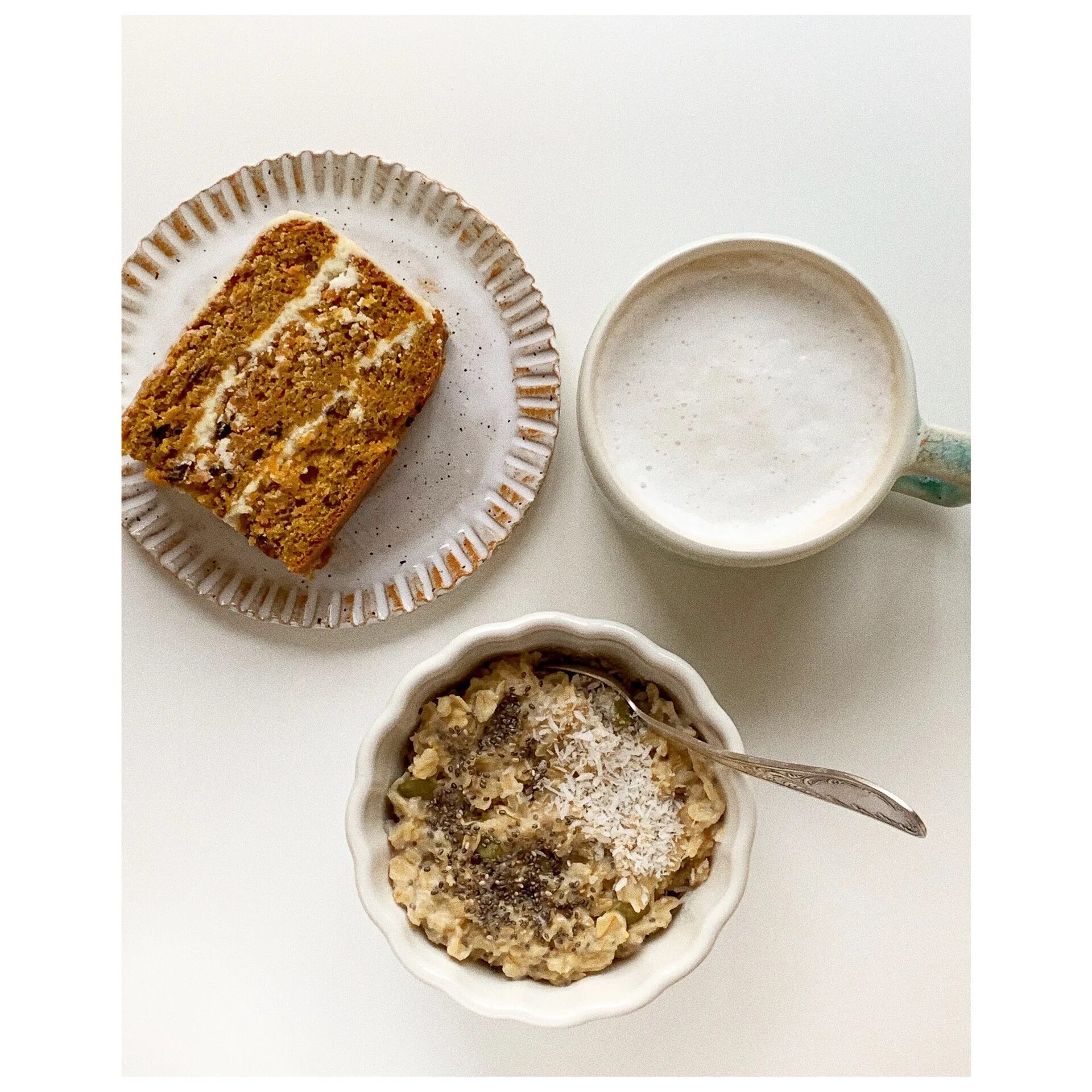 Овсянка на кокосовом молоке. Овсяная каша на кокосовом молоке. Овсяная каша на кокосовом молоке. Овсяная каша с кокосовой стружкой. Овсяная каша с кокосом.