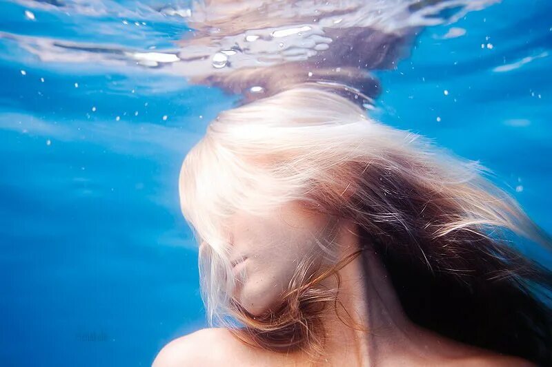 В волосах есть вода. Волосы в воде. Длинные волосы в воде. Девушка в воде. Девушка под водой.