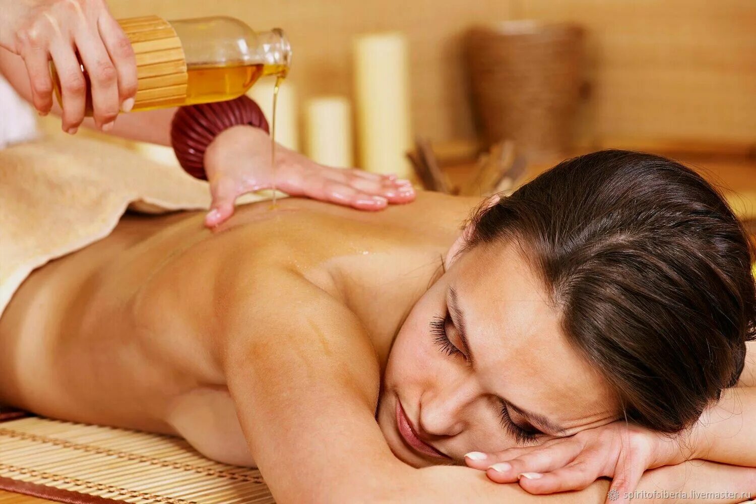 Massage oil girls. Масляный массаж Абхьянга. Абхьянга аюрведический. Тайский Ойл массаж. Массаж тела для женщин масляный.