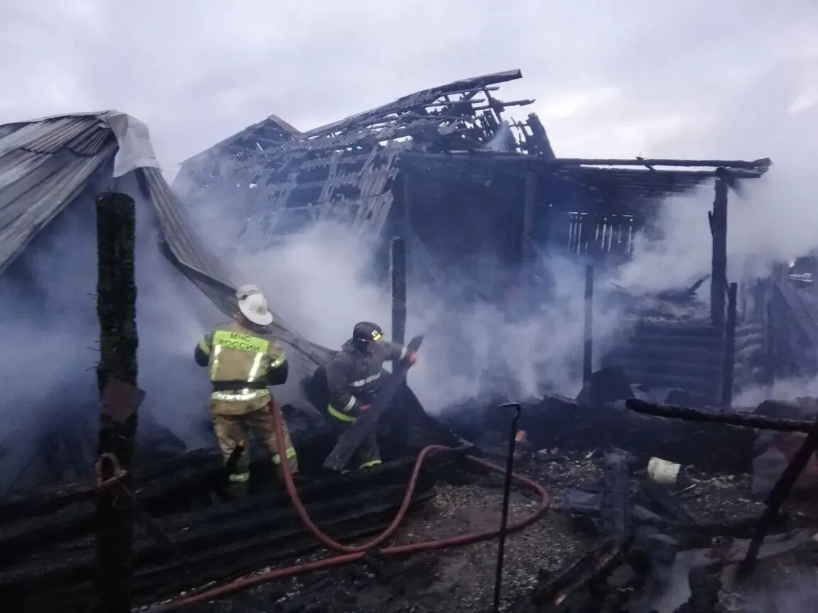 Пожары в Челябинской области в г.Нязепетровск. Пожар в городе Троицке Челябинской области на Махане. Пожар в частном секторе. Пожар в Нязепетровске.