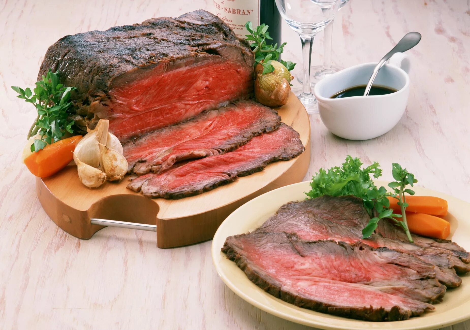 Мясо порезанное поперек волокон. Мраморный стейк рибай. Великобритания ростбиф. Шатобриан стейк. Стейк рибай.