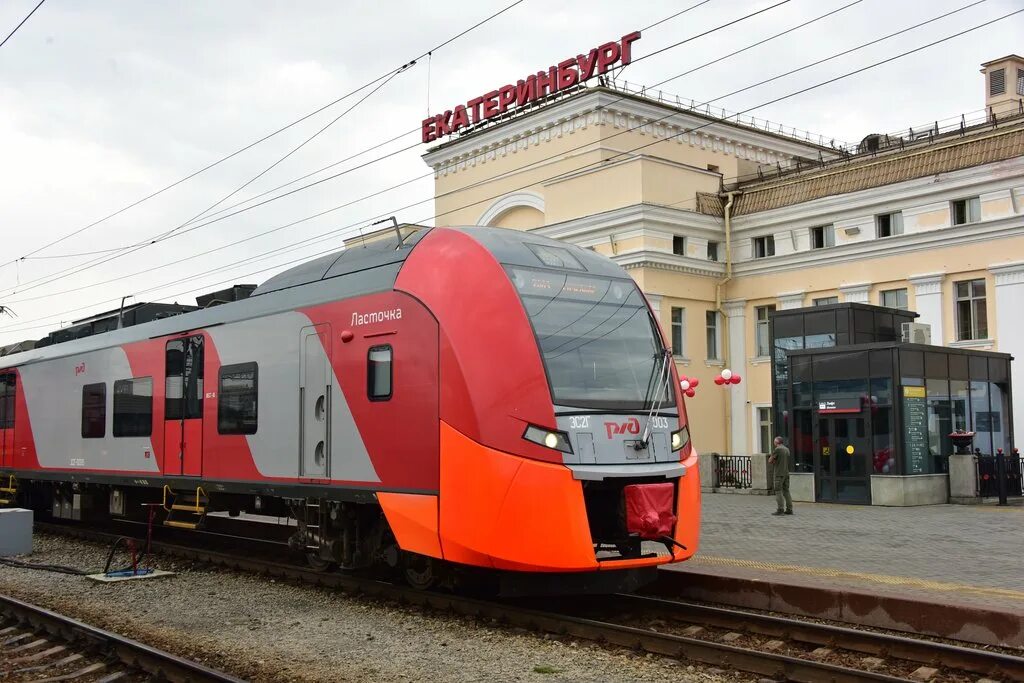 Электричка челябинск екатеринбург ласточка. Ласточка Екатеринбург Красноуфимск. Электропоезд Ласточка Екатеринбург. Скоростной электропоезд Ласточка. Электричка Ласточка Екатеринбург.