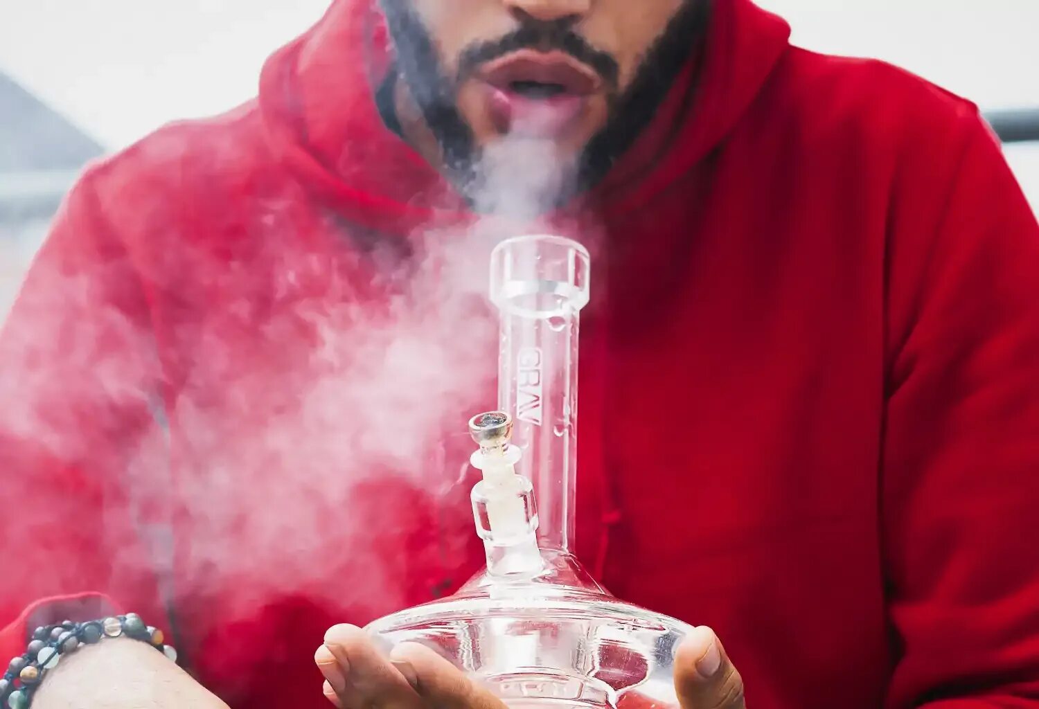 Девушка с бонгом 1980х1020. 8 диаметр. Лонг бонг стрижка. Yuhiko модель бонга. Крутые бонги.