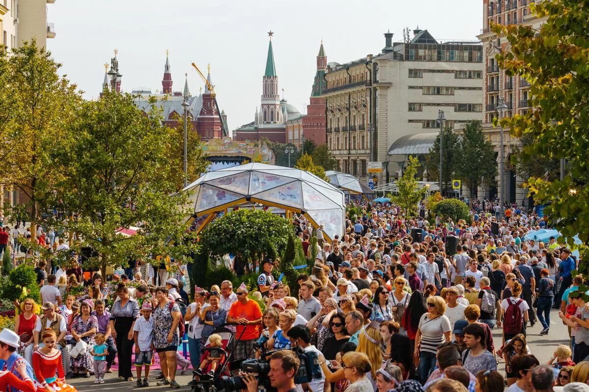 Городское население москвы. С днем города. С днем города Москва. Москва днем.