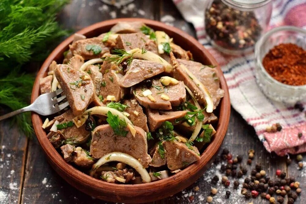 Рецепт приготовления свиного языка в кастрюле. Закуски из свиного языка. жаркое из свиных язычков. свиной язык блюдо. pfrecrf bp zpsrf.