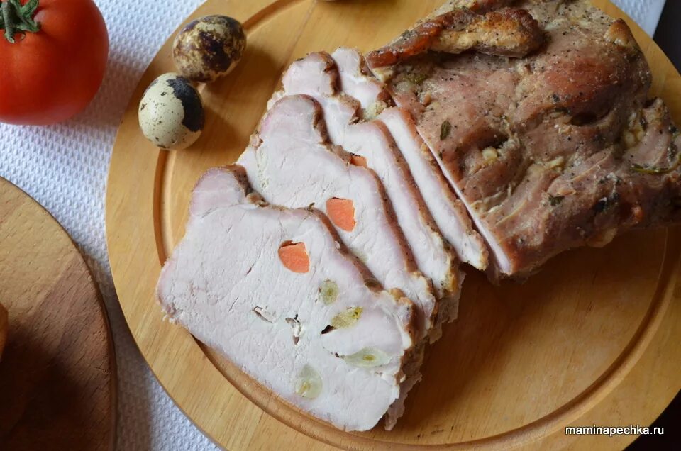 Буженина с помидорами и сыром. Буженина домашняя. Рецепт буженины с чесноком. Буженина из свинины в духовке. Буженина в духовке в фольге.