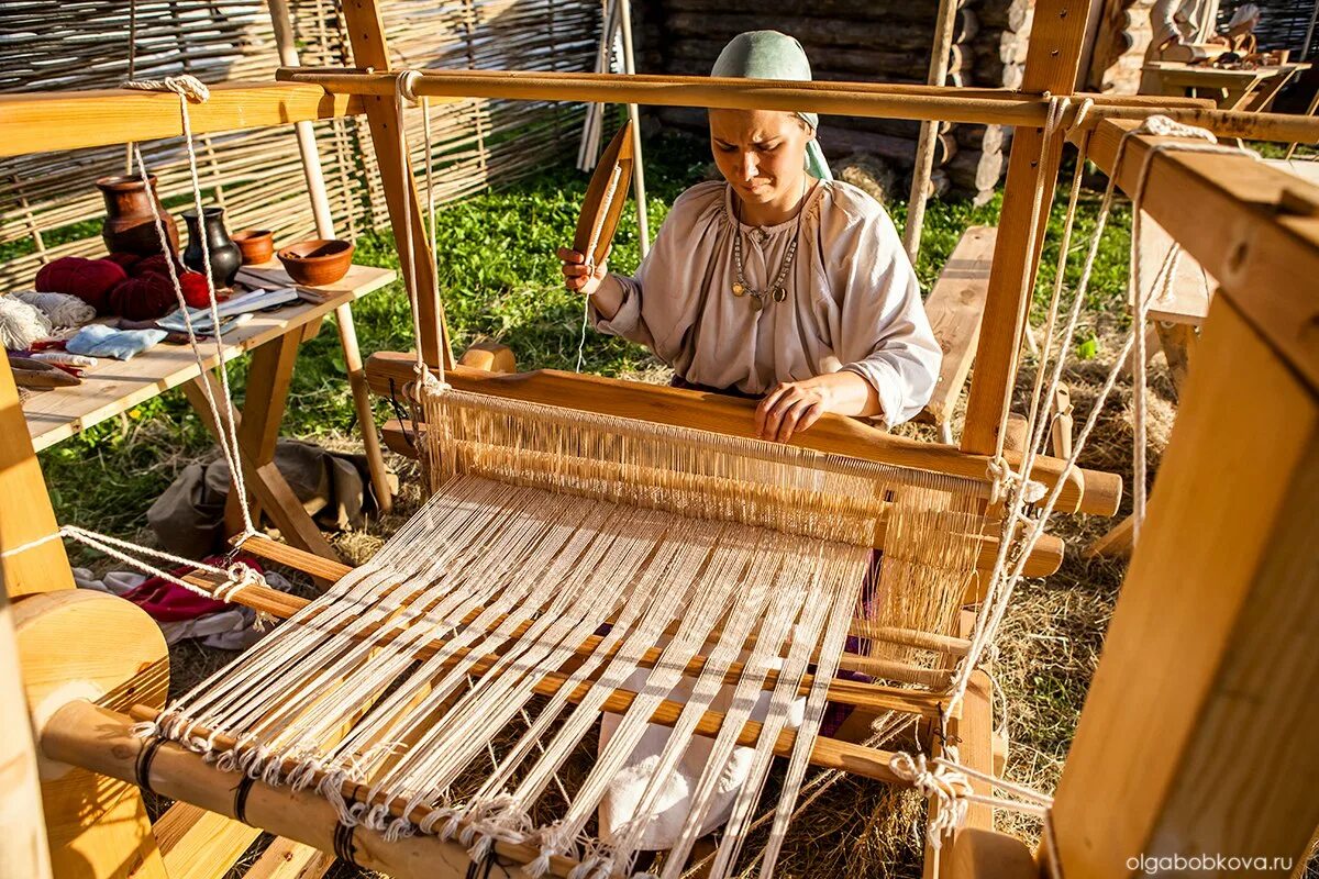 Деревенский ткацкий станок. Ткацкий станок смит ip500. Ткач ткет. Ткацкий станок dmc u2090l. Бесчелночный ткацкий станок.