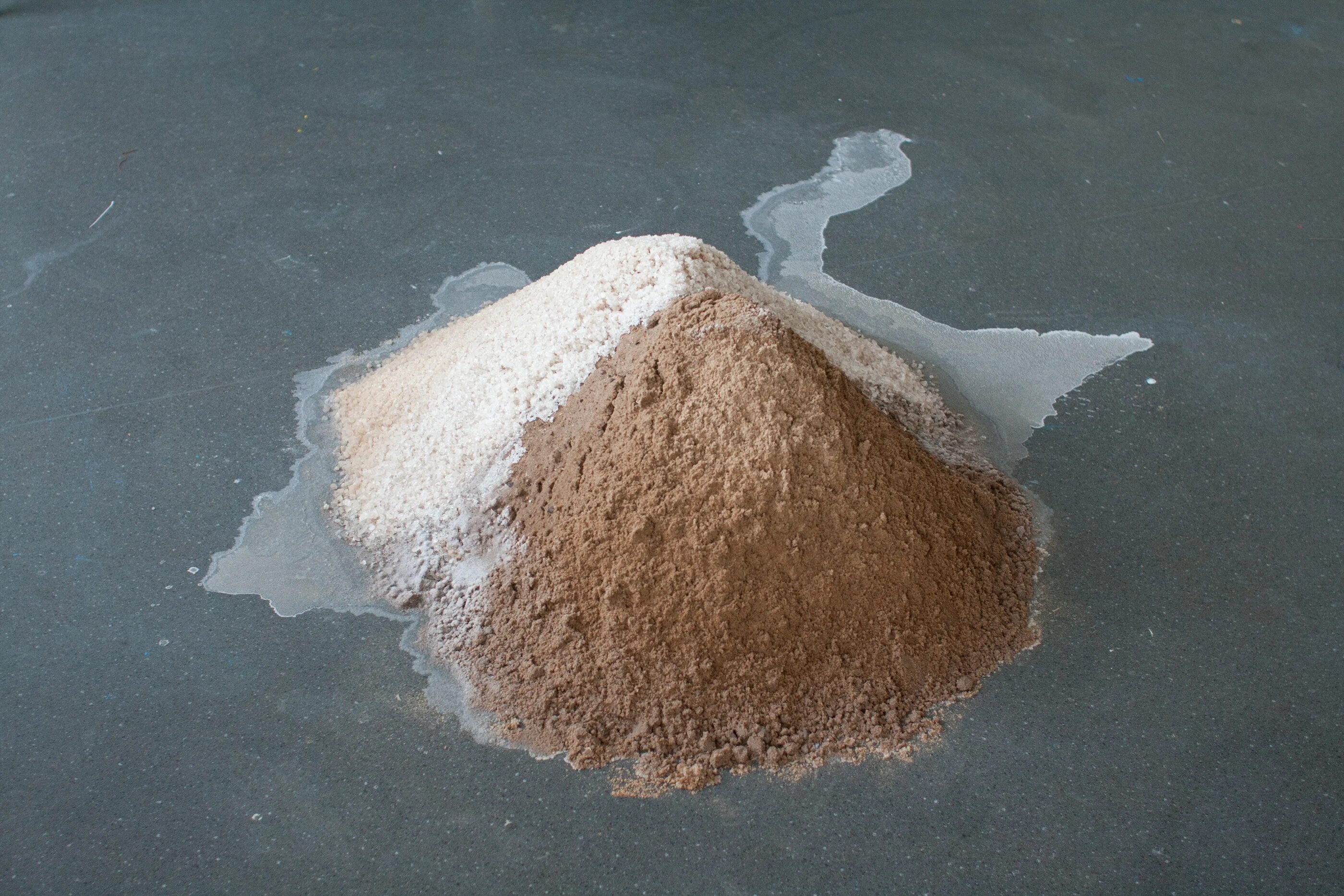 Песчано солевая смесь. Соль и песок. Соленый песок. Смесь песка и соли.