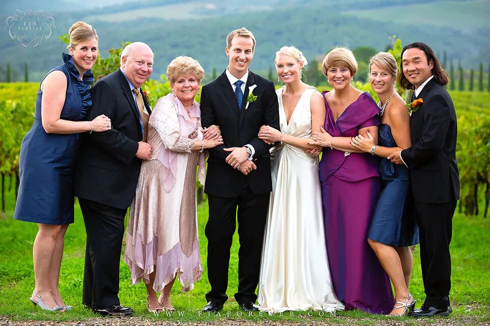 свадебное застолье. фотосессия с родственниками на свадьбе. современная свадьба. семейные праздники свадьба. жениться родственникам.