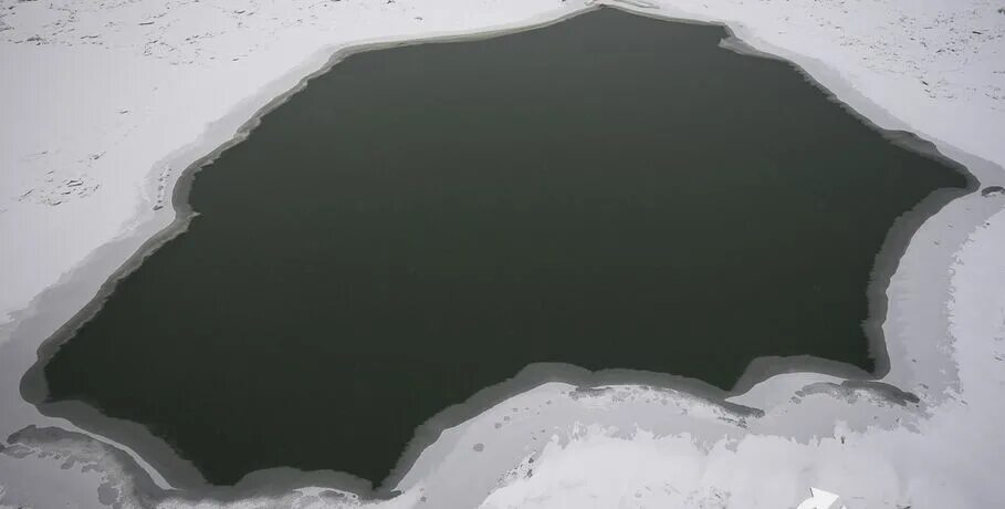 Полынья разбор. Полынья. грязная вода. промоина на иртыше. полынья для гидрологов.