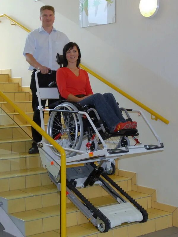 Подъемные по службе. Лестничный подъёмник для инвалидов колясочников гусеничный. CRT 2000 лестничный подъемник для инвалидов. Подъемник для инвалидов 2100х1000. Подъемник МГН лестничный гусеничный.