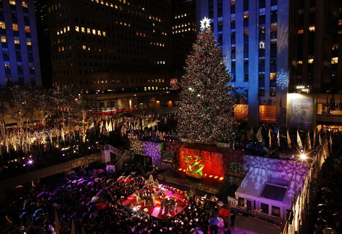 Американский новый год 2024. Рокфеллер центр. Rockefeller Center New York ёлка. Рокфеллеровская ель Нью Йорк 2022. Рождество в Америке.