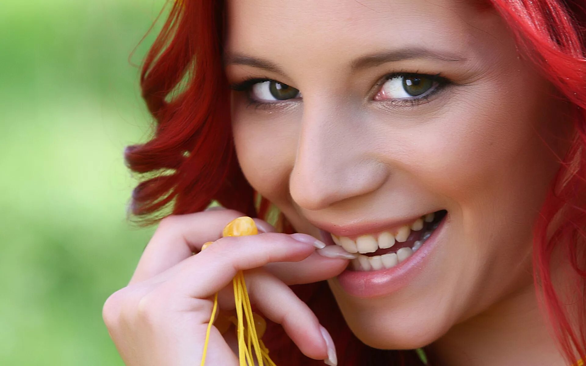 Портрет рыжей девушки. Ребенок улыбается. Улыбка ребенка. Девочка хитро улыбается. Эмма стоун.