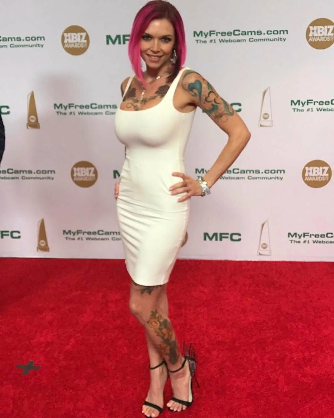 Anna Bell Peaks в платье. Anna Bell в купальнике. Ana bell