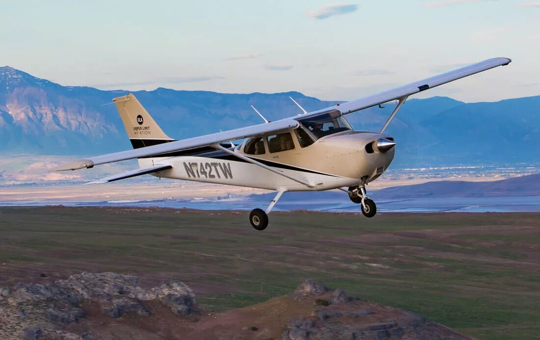 Полет 4 местный самолет. Самолет Cessna 172. Cessna 172 4-х местный. Cessna 172 самолёты Cessna. Цесна 172s.