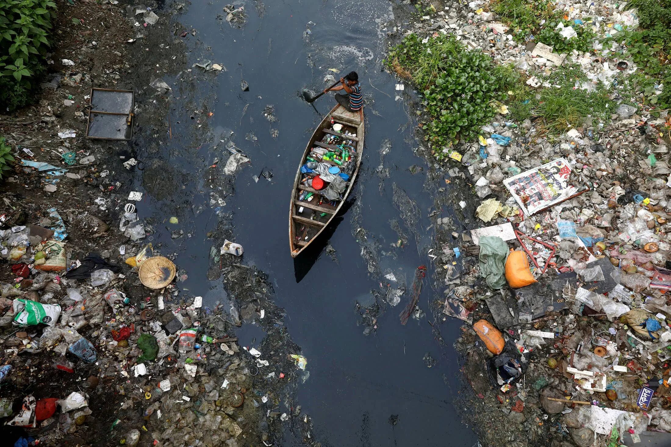 Загрязнение стран окружающая среда. Загрязнение водоемов. Загрязнение водоемов мусором. Пластиковое загрязнение.