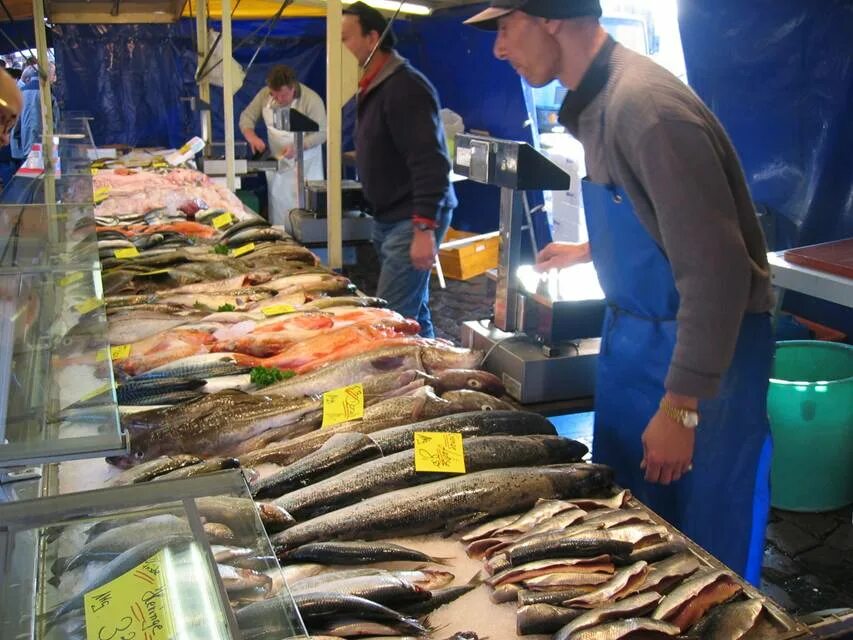 Где рыбный рынок на волне. Рыбный рынок теплый стан. Рыба на рынке теплый стан. Рыба на рынке в Дербенте. Рыбный рынок в Гамбурге.