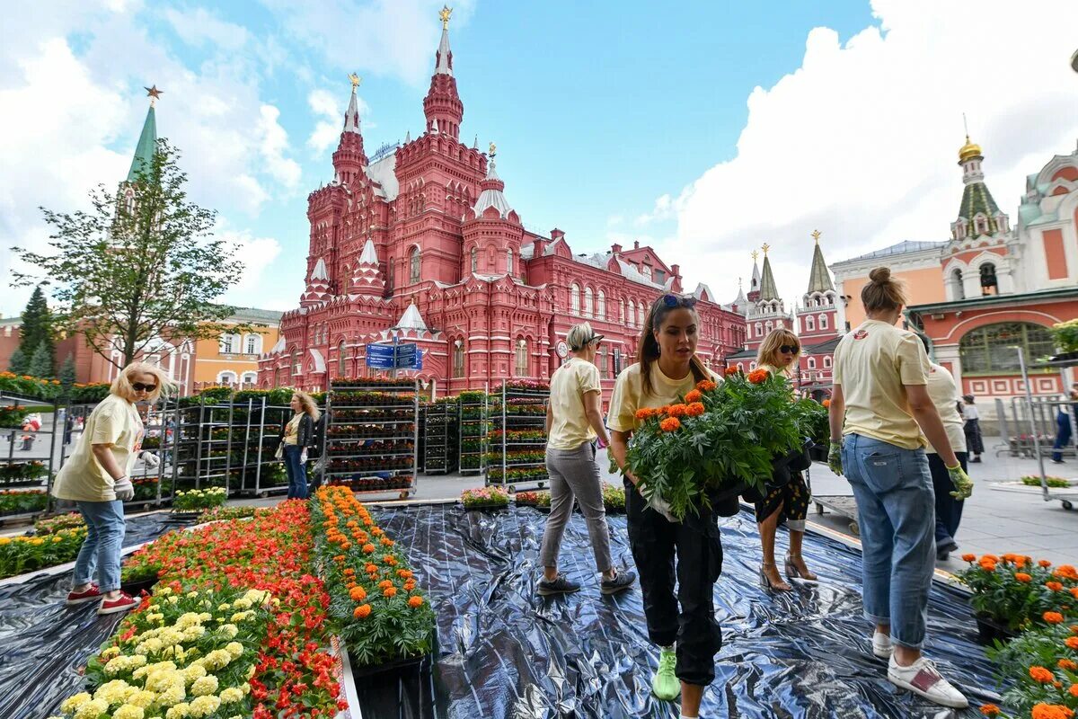 Какие гулянья в москве. ГУМ цветочный фестиваль. Выставка цветов в Москве ГУМ. ГУМ праздник цветов. Праздник цветов в ГУМЕ В Москве.