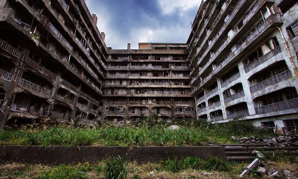 Остров хасима лестница в ад. Известные заброшки. Самые красивые заброшенные места в мире. Заброшенное поместье. Жуткое заброшенное здание.