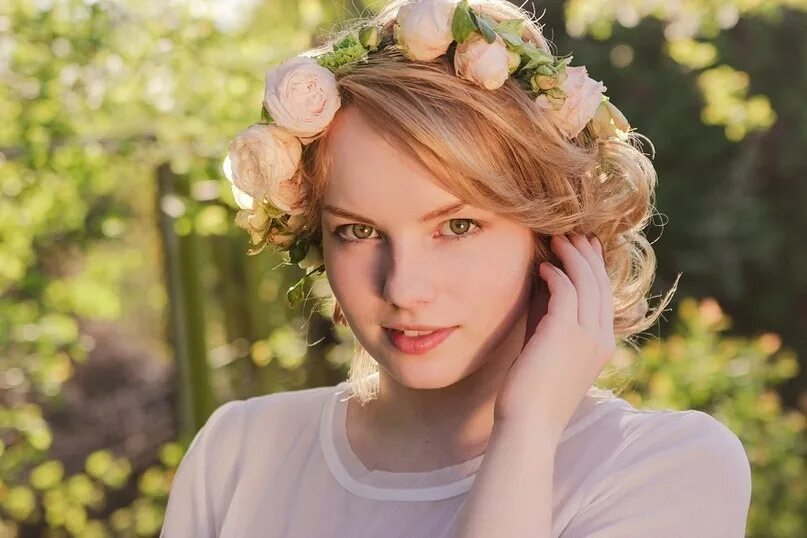 Головы девчонки. Женское лицо на белом фоне. Чистые волосы. Лицо девушки. Головы девчонки.