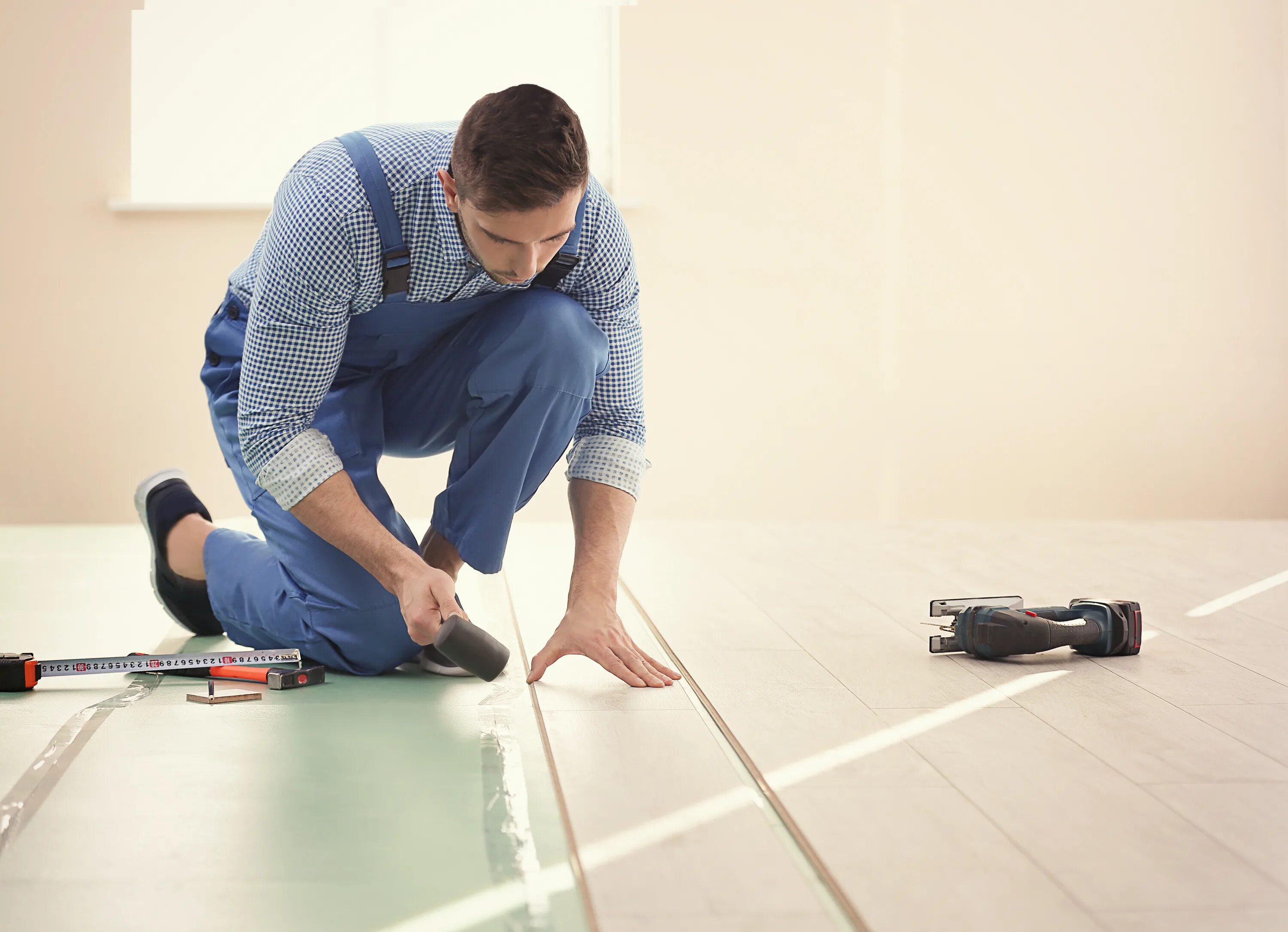 Укладка паркета. Установка мраморных полов на стяжку. Working floor. Укладка ламината. Пол мастер кто это.