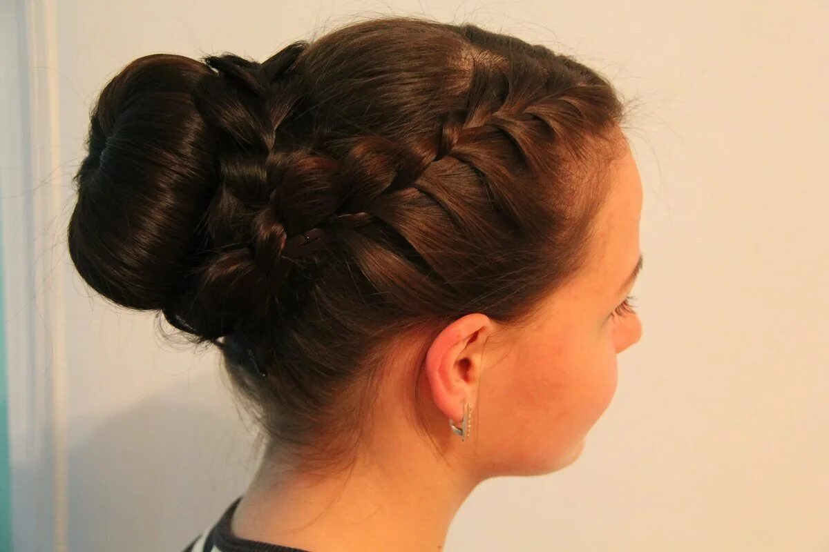 элегантный пучок. аккуратно причесаны. причёска шишка на голове. низкий хвост. гладкие прически на длинные волосы.