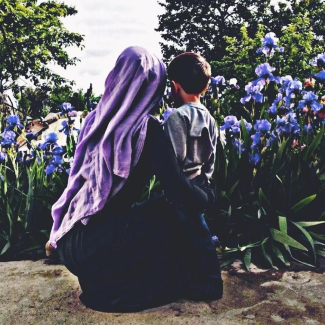 Лучшие качества мусульманина. Мусульманка с ребенком. Мусульманка с цветами. Мусульманка с ребенком со спины. Мусульманка в красивом саду цветы.