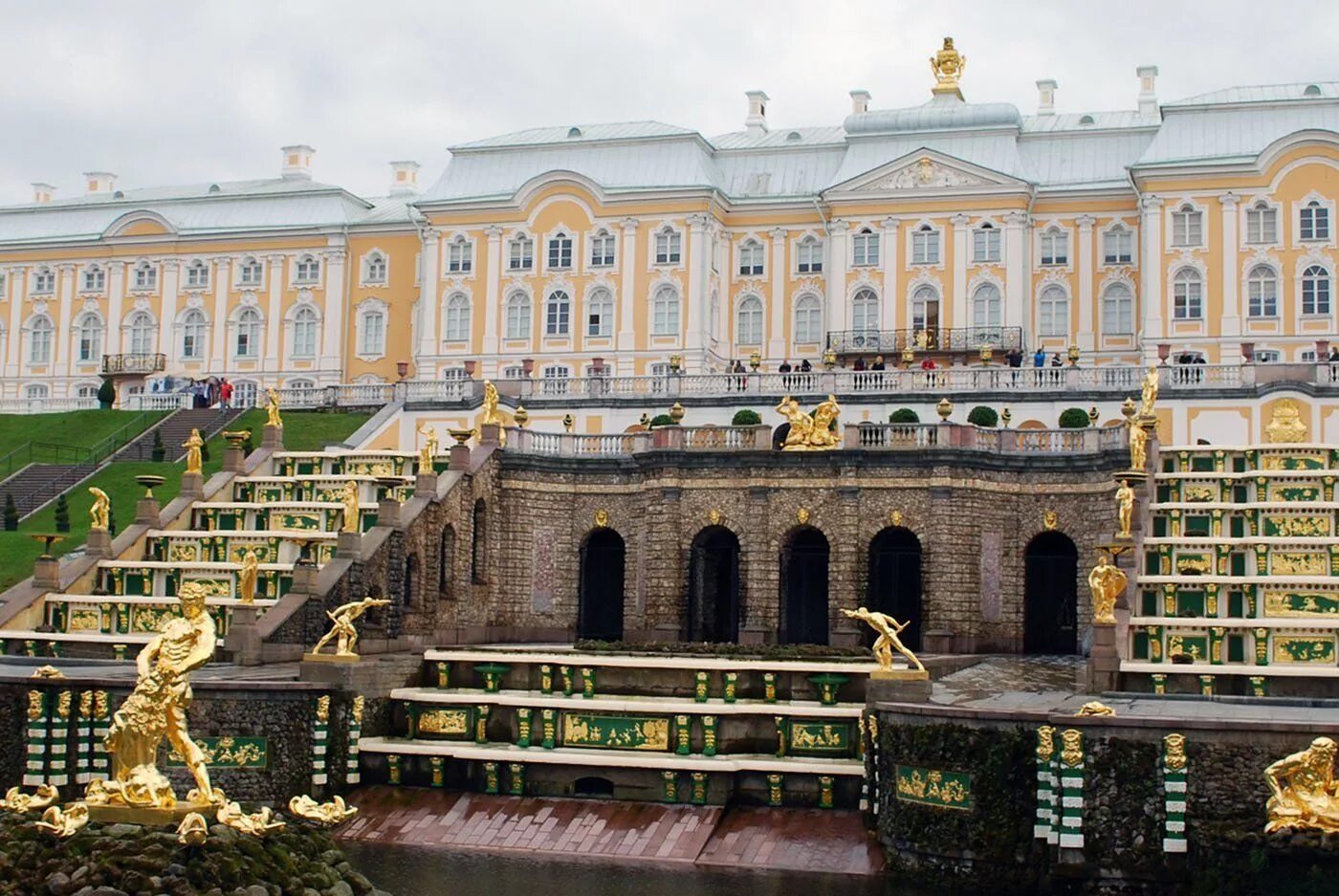 Петергоф главный дворец. Большой петергофский дворец, петергоф. большой петергофский дворец растрелли. бартоломео растрелли большой дворец в петергофе. большой дворец в петергофе (1747-1752).