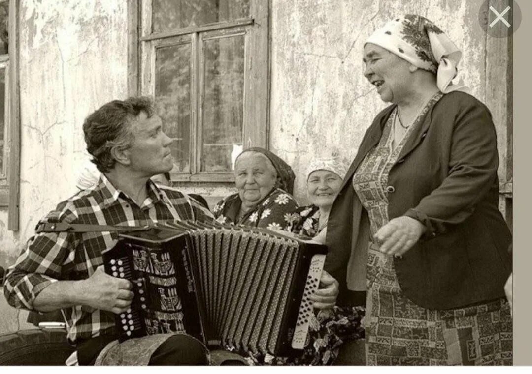 Старые песни слушать старое исполнение. Гармонист в деревне. Посиделки в деревне под гармонь. Исполнение частушек под гармошку.