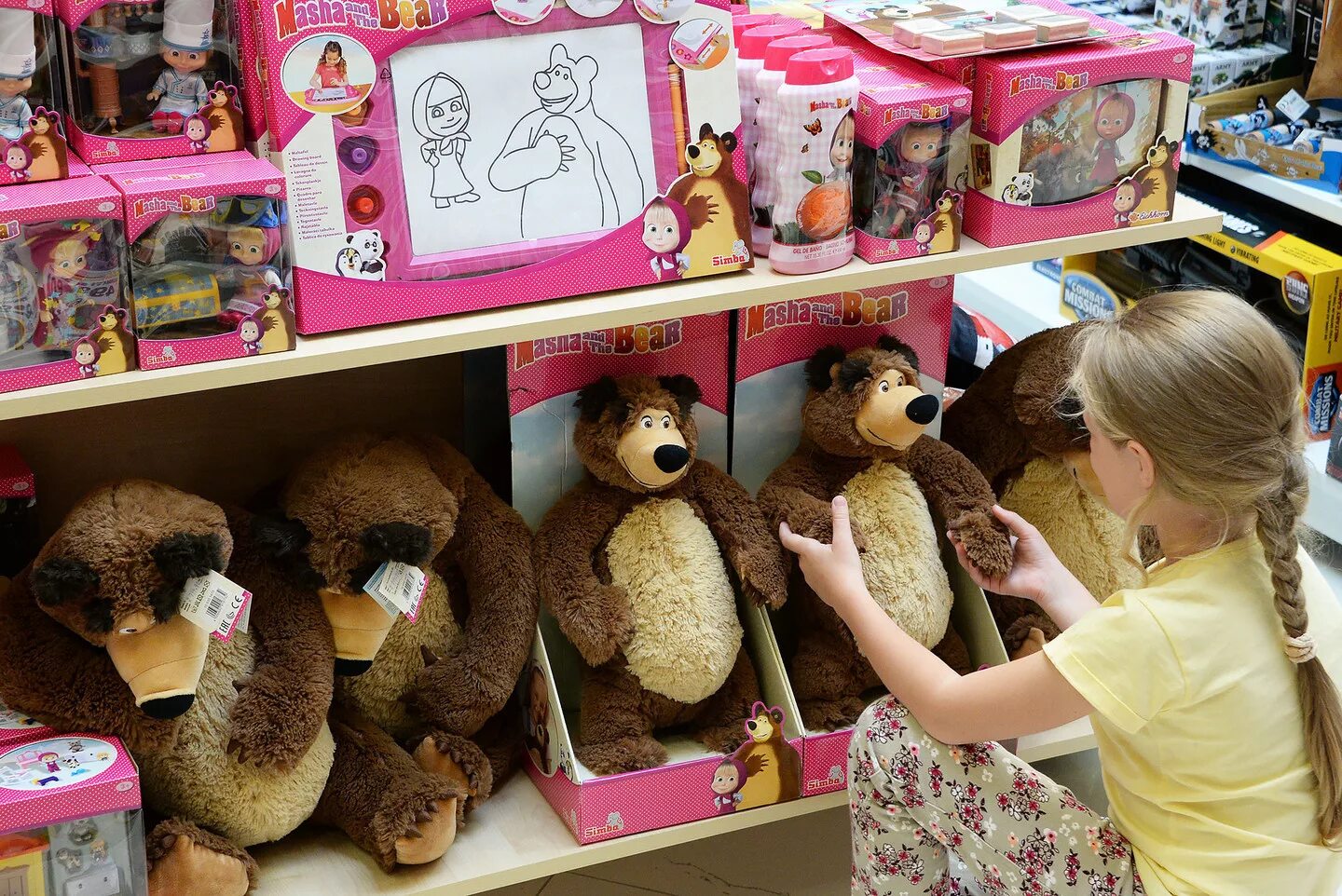 Игрушки всей россии. Маша и медведь магазин игрушек. Игрушки в детском мире. Детские игрушки на прилавке. Прилавок с игрушками.