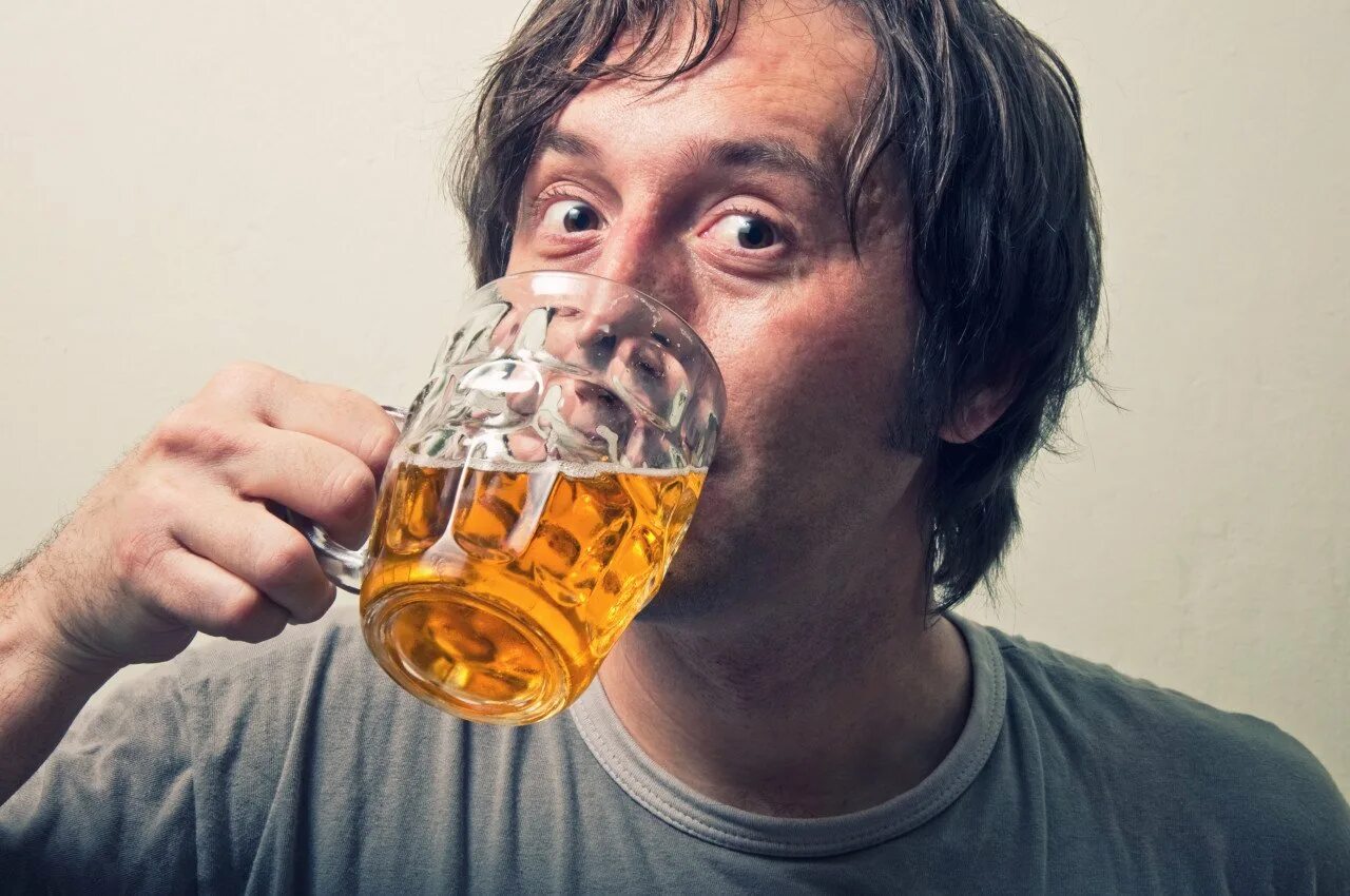 Быстро пьет пиво. Человек пьет пиво. Пить пиво. Мужики пьют пиво. Мужчина пьет пиво.