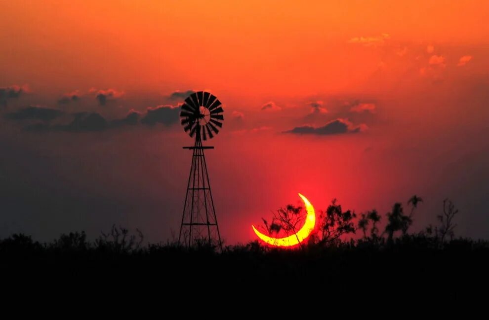 Солнечное затмение в мексике. Затмение на закате. Луна на закате. Необычное солнце. Закат на экваторе.