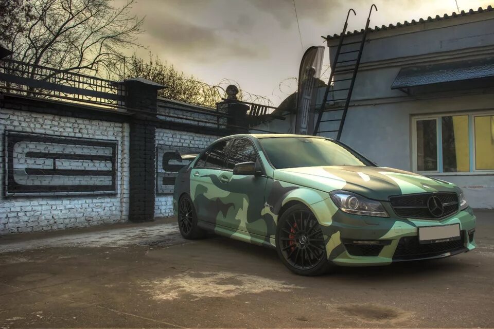 Пленка хаки. C63 AMG камуфляж. Mercedes c63 AMG камуфляж. C63 AMG w204 камуфляж. Mercedes c63 хаки.