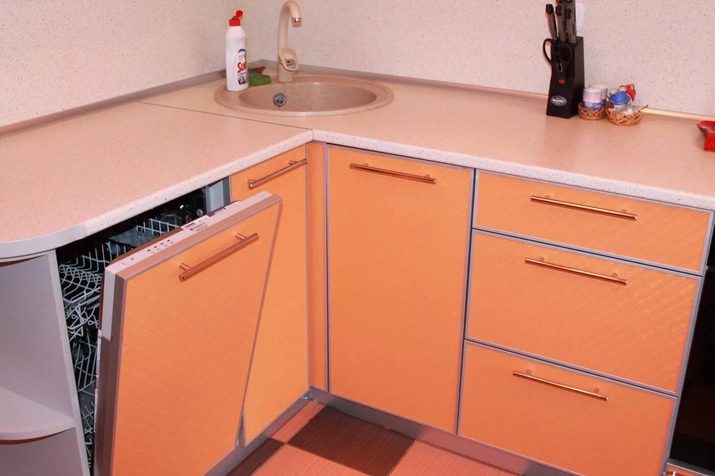 Кухни оранжевая столешница. Оранжевая столешница для кухни. Кухонный гарнитур угловой оранжевый. Угловая столешница для кухни. Угловая кухня оранжевого цвета.