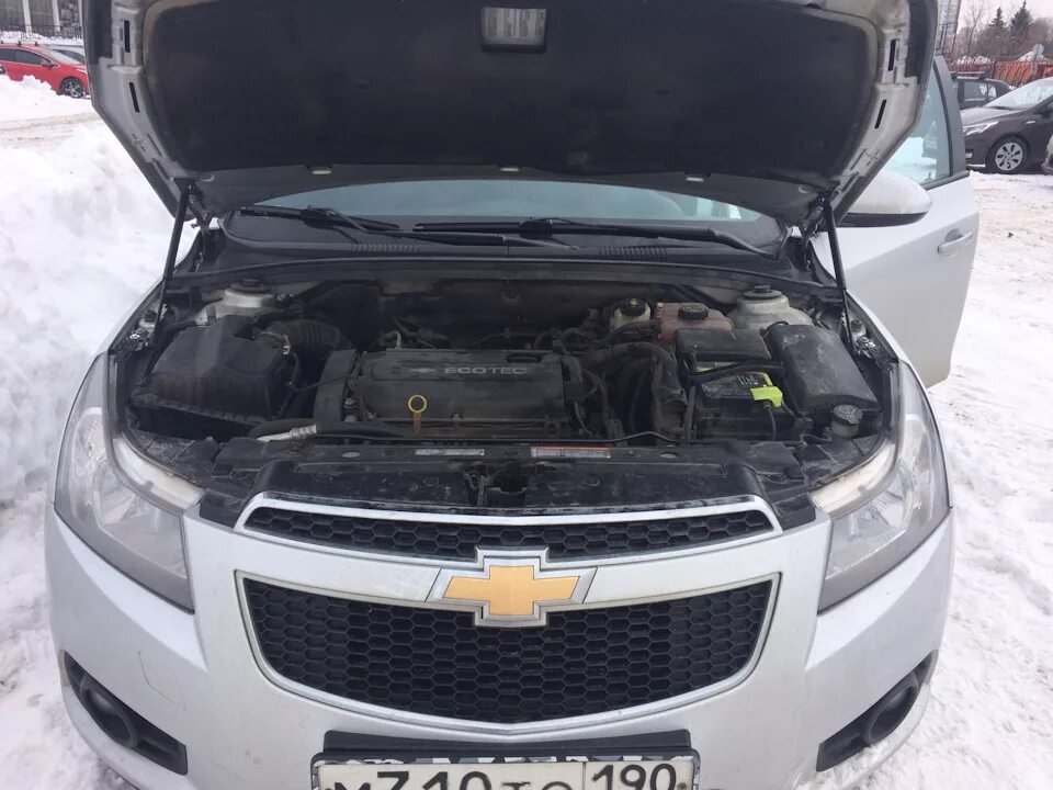 Капот круз. Chevrolet cruze зазоры капота. шевроле круз амортизатор капота артикул. шевроле круз с открытым капотом.