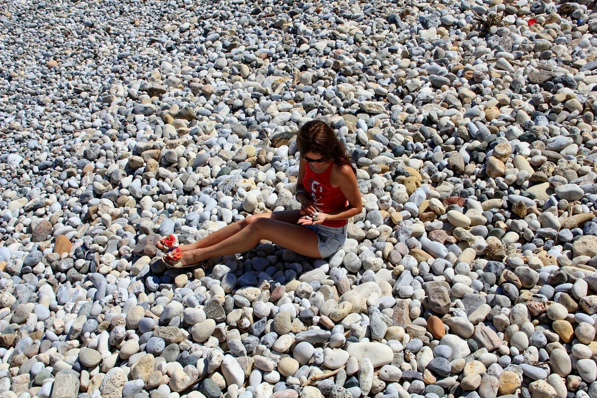 Витязево пляж галька. Каменистый пляж в Анапе. Анапа каменный берег. Анапа галечно-песочный пляж. Лазаревское женщины