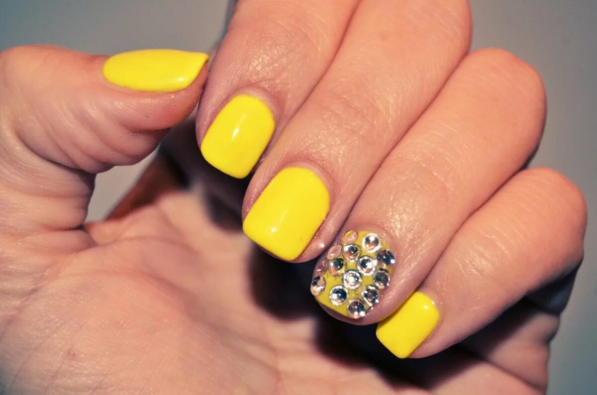 Летний маникюр желтый. Желтый маникюр. Салатовые ногти. Сделай желтый ярче. Ярко желтые ногти.