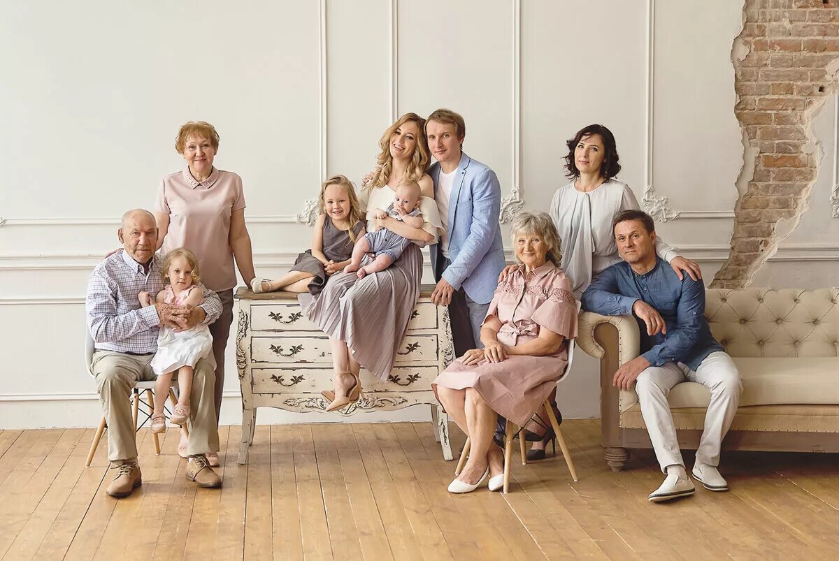 Сыновья василия ланового и ирины купченко. Большая счастливая семья. Прикольные рисунки. Семья несколько поколений. Сборник застольных песен родня.